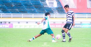 Pemain Persid Jember (kanan) diharapkan bisa bermain fair play dan bisa memenangkan pertandingan atas Perseba Bangkalan di Stadion Notohadinegoro, Jember, Jumat (23/1/2026).