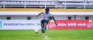Tembakan bebas pemain Persida Sidoarjo Obet Rivaldo di menit menit akhir saat melawan Perseba di Stadion Jember Sport Garden, Jember, Rabu siang (21/1/2026).