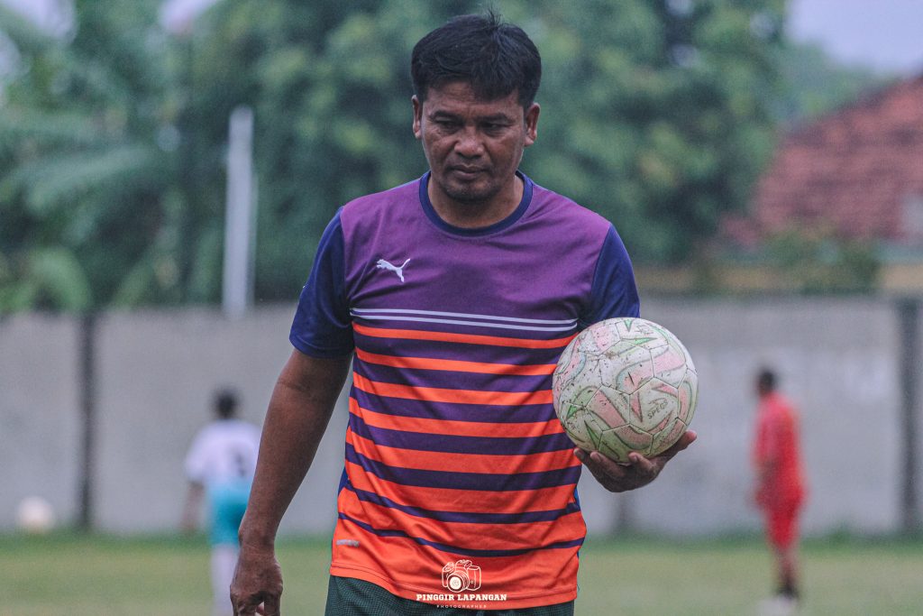 Zainuri di sela-sela melatih SSB Tunas Jaya Sepande di Sidoarjo.
