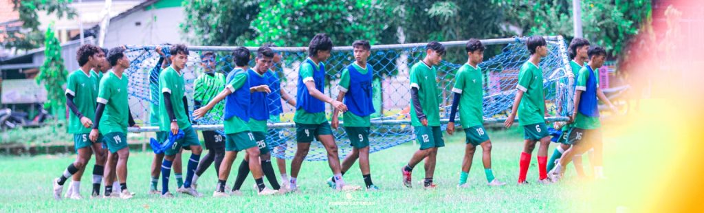 Pemain Persida Sidoarjo mengangkay gawang bersama -sama usai berlatih di Lapangan Pagerwojo, Buduran, Sidoarjo, Rabu (14/1/2026).