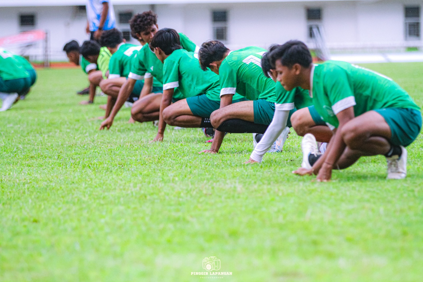Pemain Persida Sidoarjo saat menjajal lapangan Stadion Jember Sport Garden pada Minggu (18/1/2026) siang.