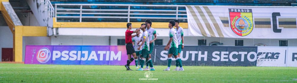 Protes pemain pemain Persida atas keputusan wasit Lukman yang memberikan penalti.