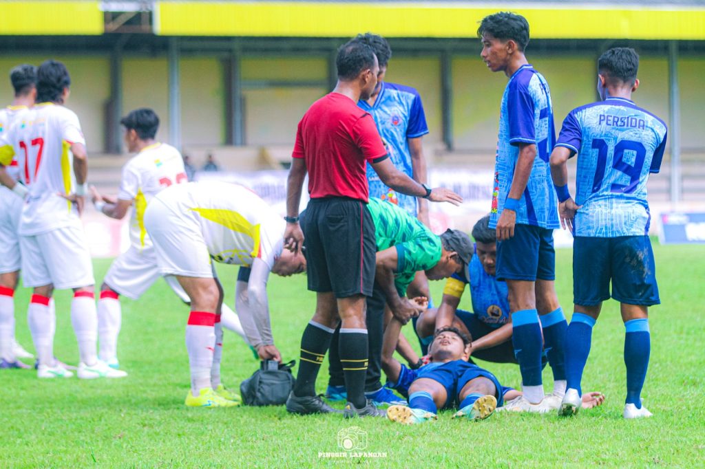 Aldi Setya Wicaksono saat tak sadarkan diri melawan PSMP di Stadion Notohadinegoro.