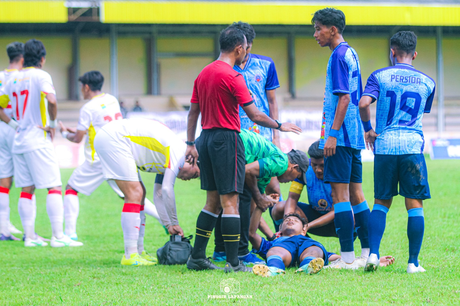 Aldi Setya Wicaksono saat tak sadarkan diri melawan PSMP di Stadion Notohadinegoro.