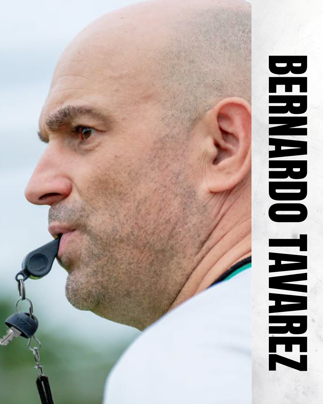 Pelatih Persebaya Bernardo Tavarez saat memimpin latihan.