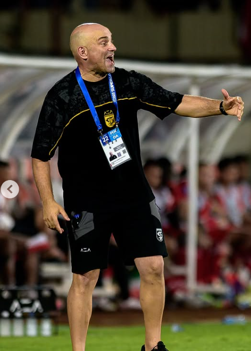 Bernardo Tavarez memberikan instruksi saat Persebaya melawan tuan rumah Persijap Jepara.