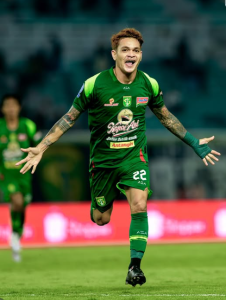 Selebrasi pemain Persebaya Gali Freitas usai mencetak gol ke gawang PSM Makassar di Stadion GBT pada Rabu malam (25/2/2026).