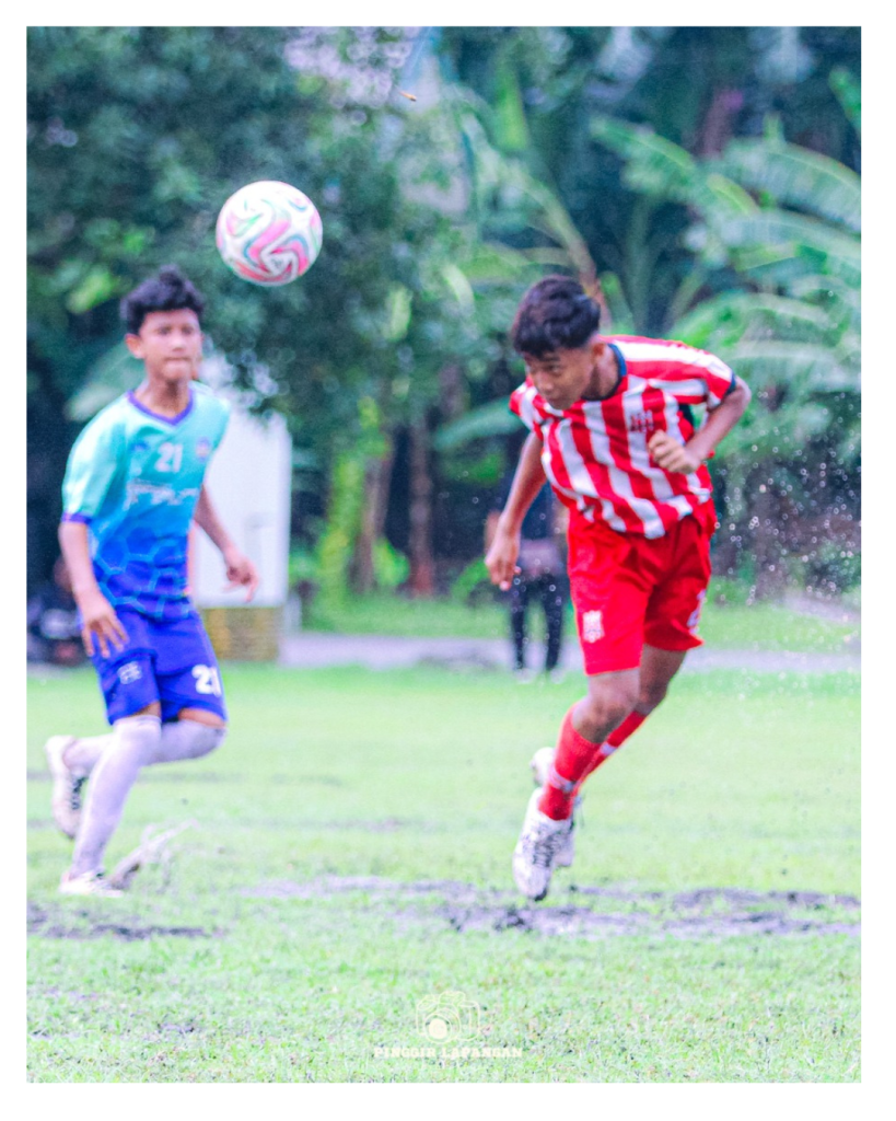Pemain Deltras menanduk bola saat berhadapan dengan Bintang Putra Sidoarjo di Liga Top Skor Zona Surabaya U-14 di Lapangan Kikav 3 Panser, Sumput, Sidoarjo, Minggu (1/2/2026).