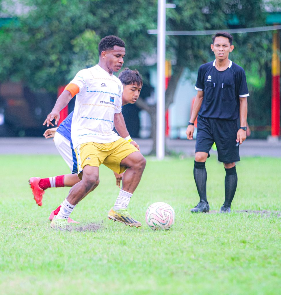Pemain Papua Football Academy Yance Glen Imbiri (kanan) dibayangi pemain MSA dalam pertandingan di Lapangan Kikav 3 Sumput, Sidoarjo.