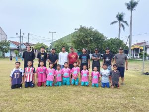 Syaiful Arif (tengah) bersama masyarakat dan pemain SSB Garuda di Lapangan Bareng Krajan, Krian, Sidoarjo, Minggu (1/2/2026).
