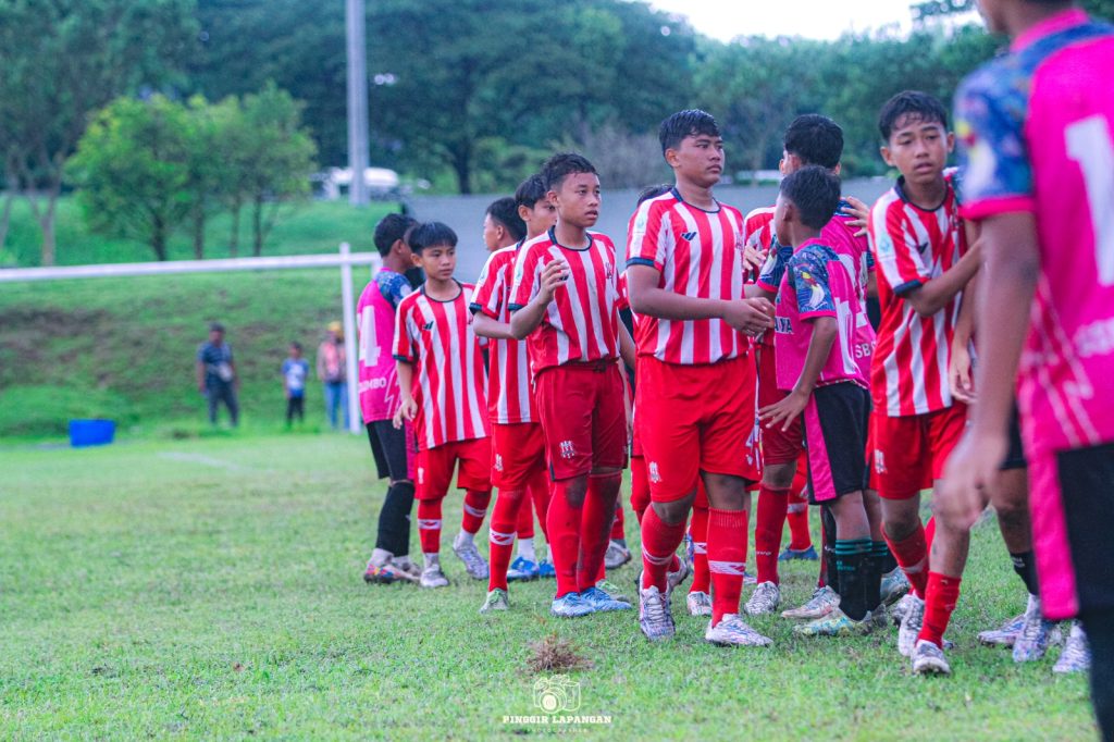 Para pemain Deltras FC Academy memberikan semangat kepada pemain Teo usai menang adu penalti di final Turnamen sepak bola U14 Moro Panglima 2026 Cup