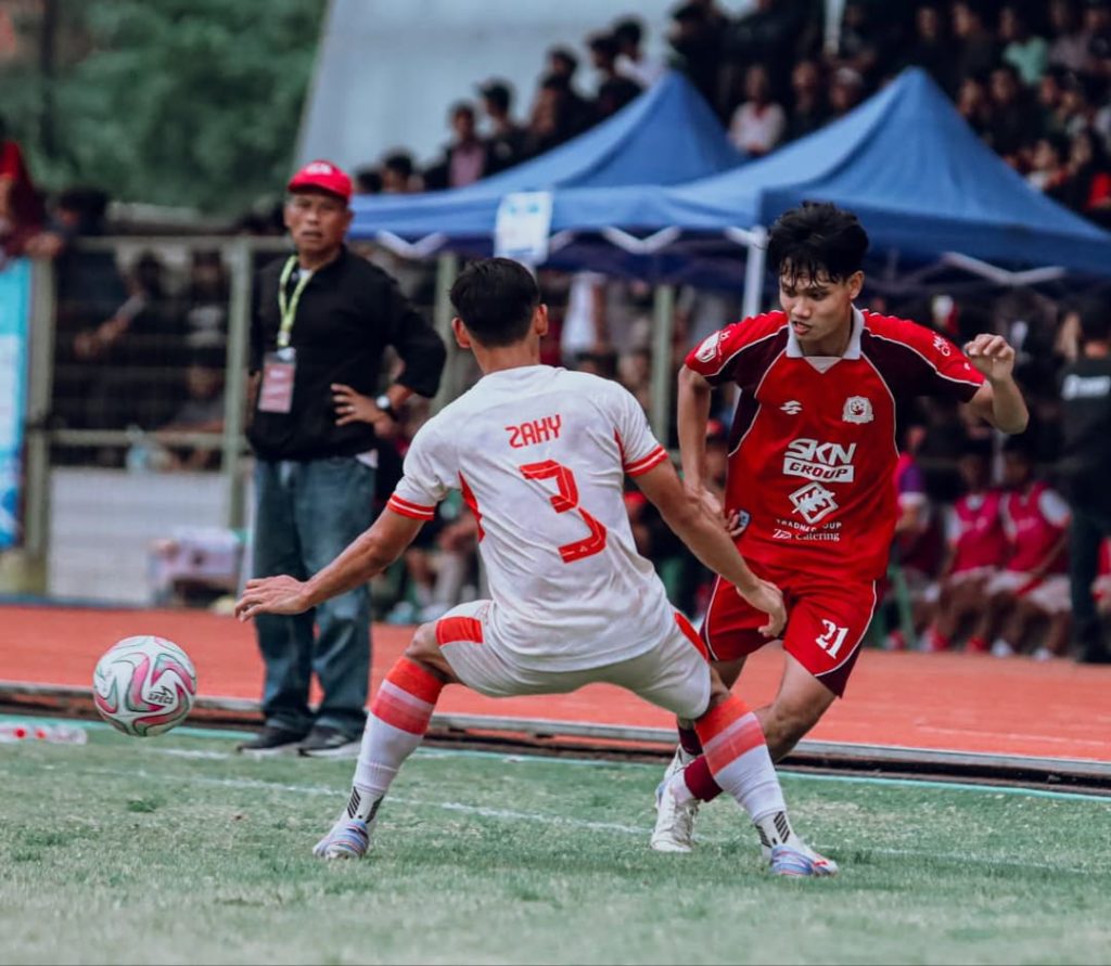 Pemain Persak Roy mencoba melawati penjagaan pemain PSIR Rembang dalam pertandingan di kandang sendiri.
