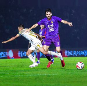 Gelandang Persik Kediri Jon Toral (kanan) mencoba dihadang kapten Bhayangkara FC Wahyu Subo Seto di Stadion Brawijaya, Kediri, pada Jumat malam (20/2/2026)