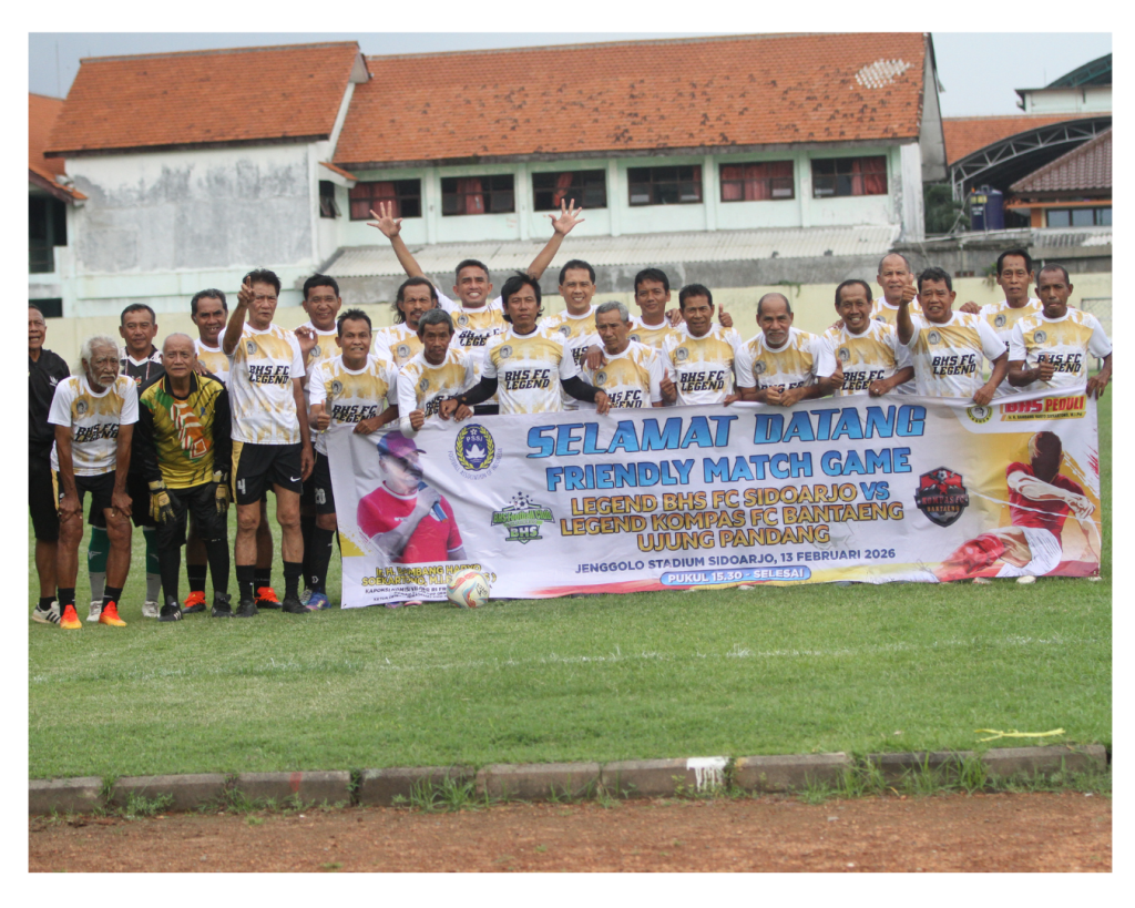 Para pemain BHS FC sebelum pertandingan melawan Kompas FC dari Sulawesi Selatan di Stadion Jenggolo, Sidoarjo, pada Jumat sore (13/2/2026).