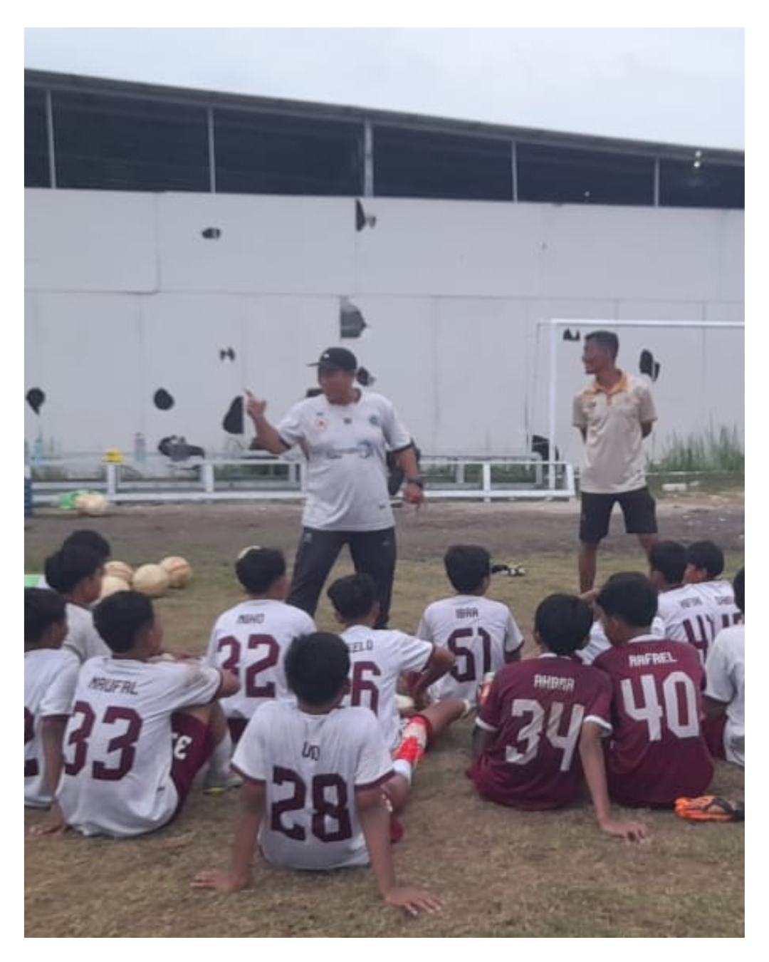 Didik Ludianto tengah memberikan ilmu kepada siswa SMP Alam Citra Insani di lapangan sekolah pada Senin sore (9/2/2026).