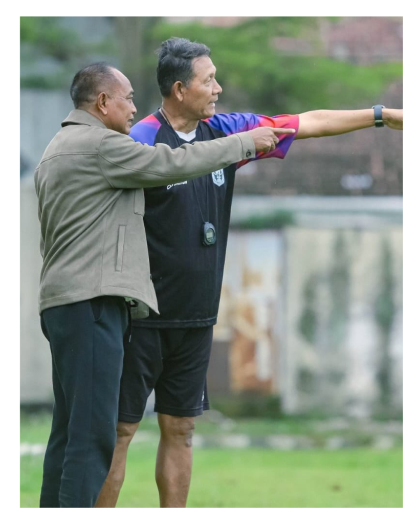 Kashartadi (kiri) bersama asisten pelatih Rans Nusantara Sunardi saat menunggui latihan di Solo.