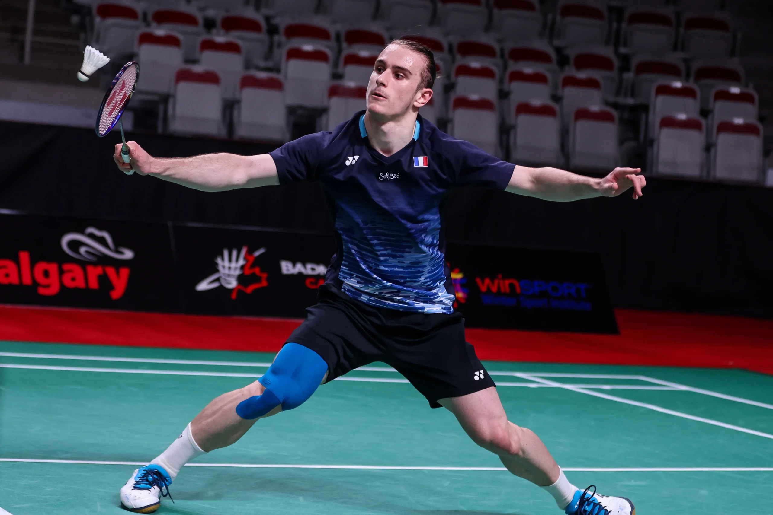 Alex Lanier menghadapi rekannya sendiri dari Prancis, Toma Junior Popov, dan dimenangkannya dengan dua game langsung 21-11, 21-13 dalam pertandingan yang dilaksanakan di Orleans pada Minggu waktu setempat (22/3/2026).