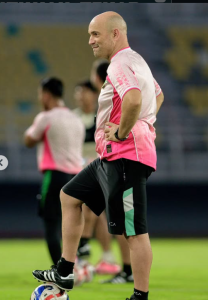 Pelatih Persebaya Bernardo Tavarez saat menunggu anak asuhnya berlatih menghadapi Persib Bandung.