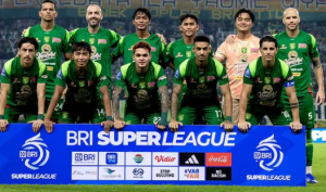 Starter Persebaya Surabaya saat menjamu Persib Bandung di Stadion Gelora Bung Tomo Surabaya pada Senin malam (2/3/22026)
