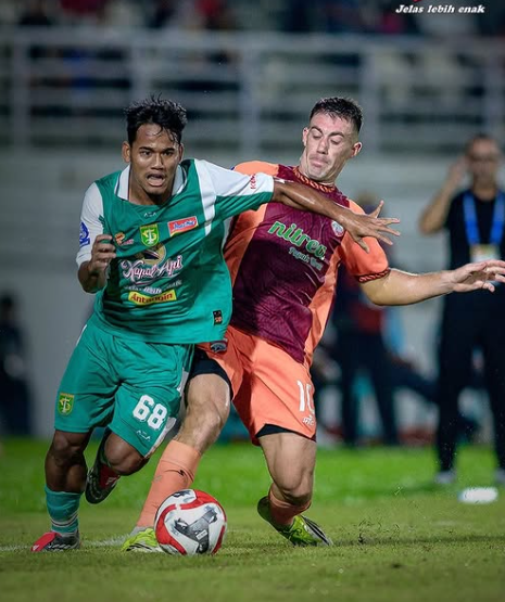 Gelandang Persebaya Toni Firmansyah (kiri) mencoba melawati pemain Borneo FC dalam pertandingan Super League 2025/2026 di Stadion Segiri, Samarinda, Sabtu malam (7/3/2026).