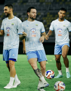 Pemain Persib Bandung saat menjajal Stadion GBT sebelum melawan Persebaya Surabaya.