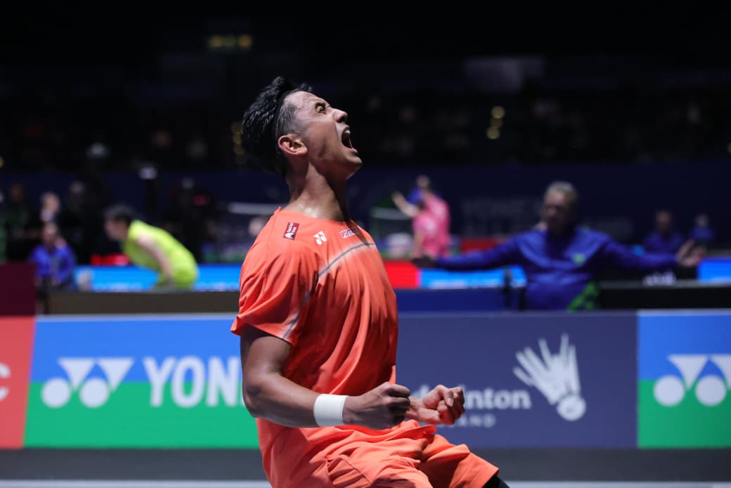 Selebrasi Alwi Farhan usai memastikan kemenangan atas Chou Tien Cheh dari Taiwan di babak 16 Besar All England 2026.