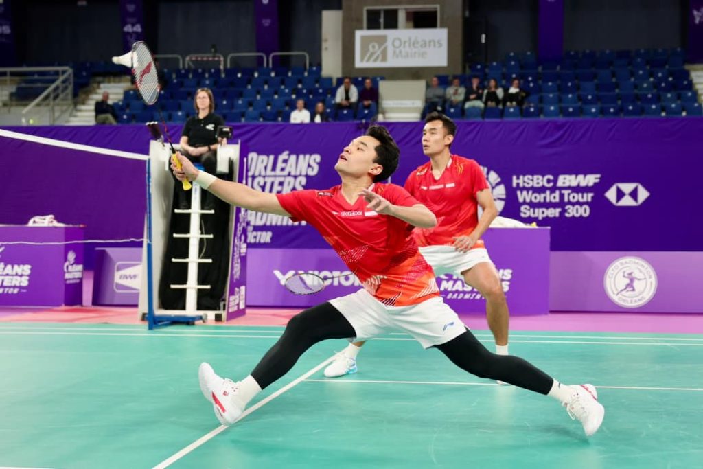 Leo Rolly Carnando/Bagas Maulana, yang sebenarnya diunggulkan di peringkat ketiga, harus menyerah dari ganda Tiongkok, Hu Ke Yuan/Lin Xiang Yi, dua game langsung 19-21, 10-21 di Orleans, Prancis, Sabtu waktu setempat (21/3/2026).