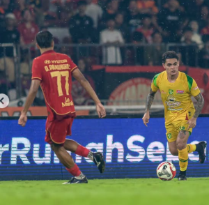 Gali Freitas (kanan) diharapkan bisa membawa kemenangan bagi Persebaya atas Madura United.