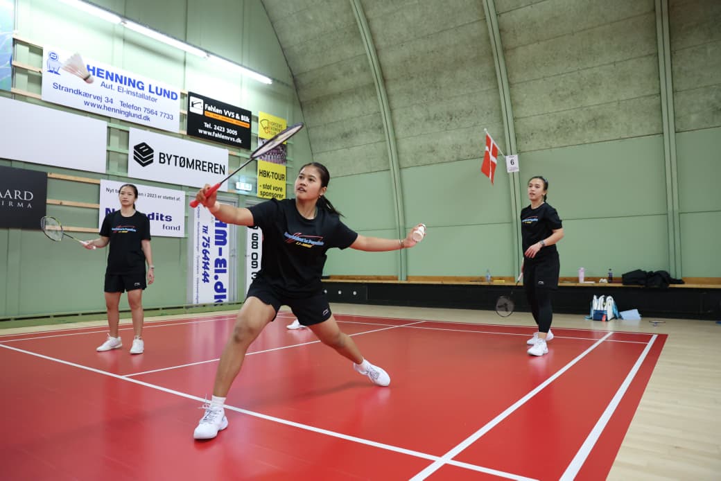 Tim Thomas dan Uber Indonesia berlatih di Horsens Badminton Club Denmark.
