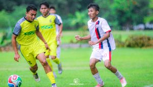 Pemain Celebest FC dikawal pemain KSA dalam uji coba di Lapangan Brigif Marinir Gedangan, Sidoarjo, pada Jumat sore (22/5/2026)