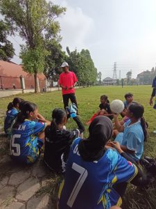 Masudin saat memberikan pengarahan saat anak asuhnya, SMPN 10 Surakarta, menghadapi SMPN 15 Surakarta di Lapangan Karangasem, Solo, Sabtu (31/5/2026).
