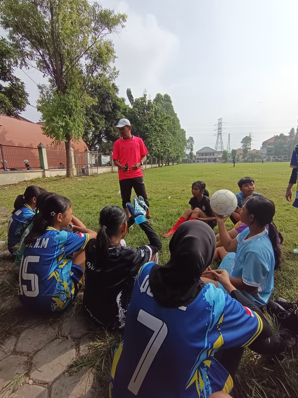 Masudin saat memberikan pengarahan saat anak asuhnya, SMPN 10 Surakarta, menghadapi SMPN 15 Surakarta di Lapangan Karangasem, Solo, Sabtu (31/5/2026).