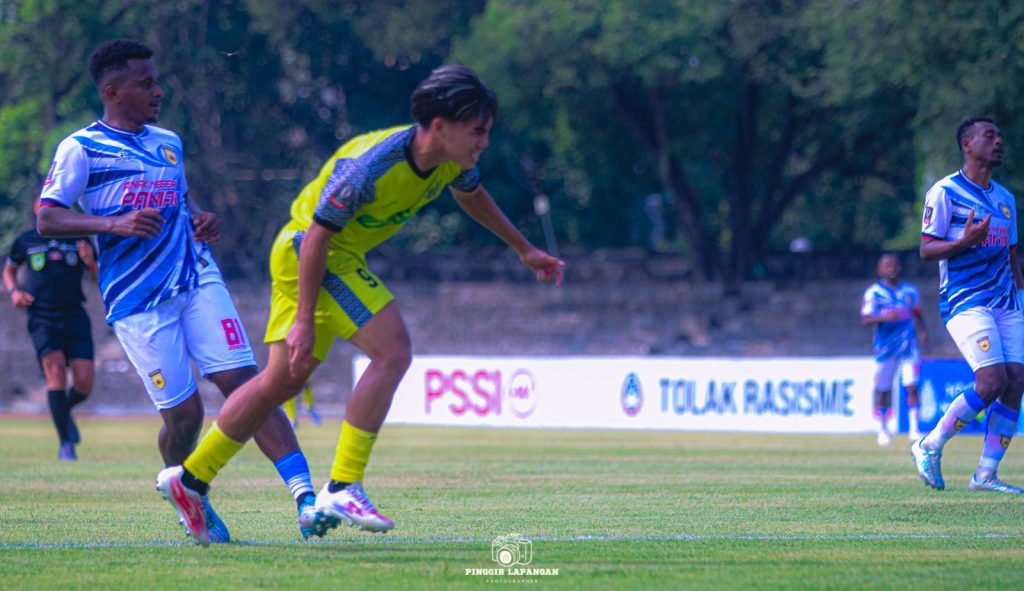 Moh Sabir, pencetak gol Celebest FC, bersama rekannya, Mohammad ‘’Uci’’ Rifki usai menecetak gol ke gawang Persipani dalam pertandingan di Stadion Sriwedari, Solo, Sabtu siang (20/6/2026).