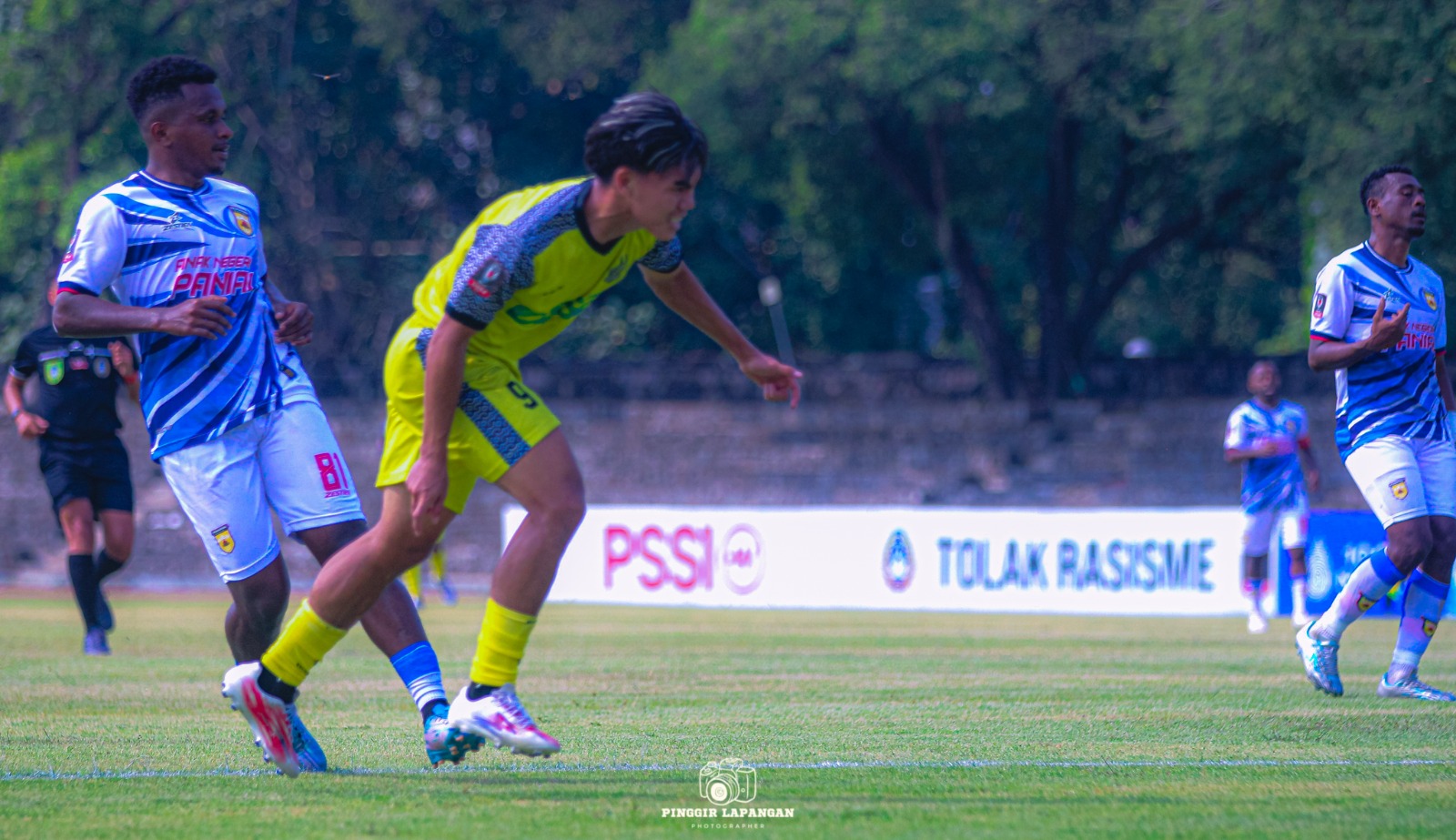 Moh Sabir, pencetak gol Celebest FC, bersama rekannya, Mohammad ‘’Uci’’ Rifki usai menecetak gol ke gawang Persipani dalam pertandingan di Stadion Sriwedari, Solo, Sabtu siang (20/6/2026).