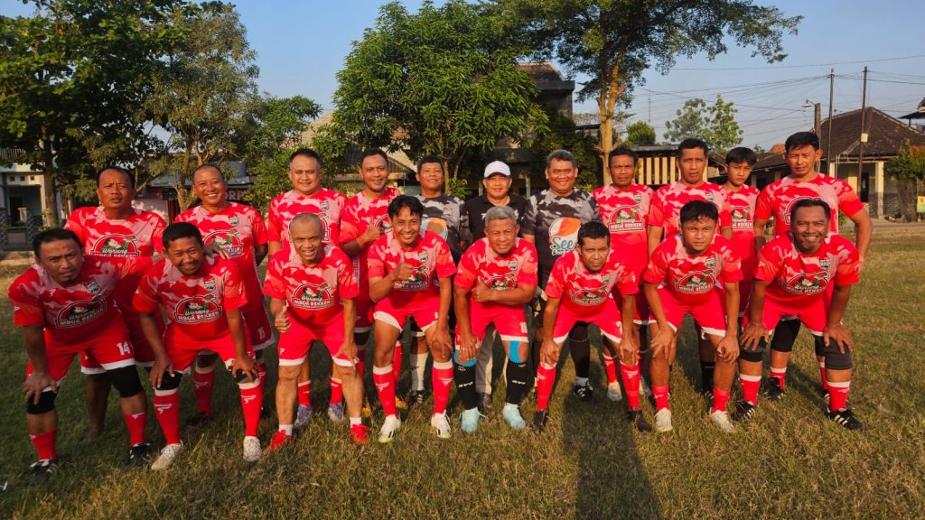 Para pemain dan ofisial Print Sport FC berpose sebelum menghadapi Gulipat FC Jaten, Karanganyar, di Lapangam Demakan, Sukoharjo, Minggu sore (21/6/2026).