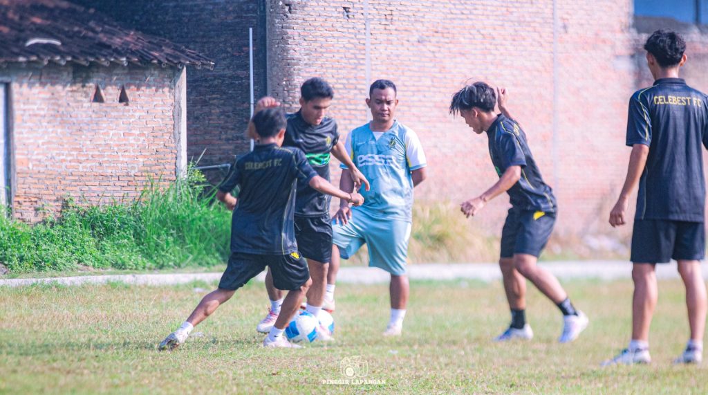 Para pemain Celebest FC saat berlatih. Mereka harus menang lawan Persepam jika ingin membuka peluang lolos.