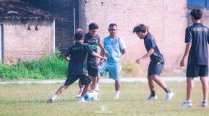 Para pemain Celebest FC saat berlatih. Mereka harus menang lawan Persepam jika ingin membuka peluang lolos.
