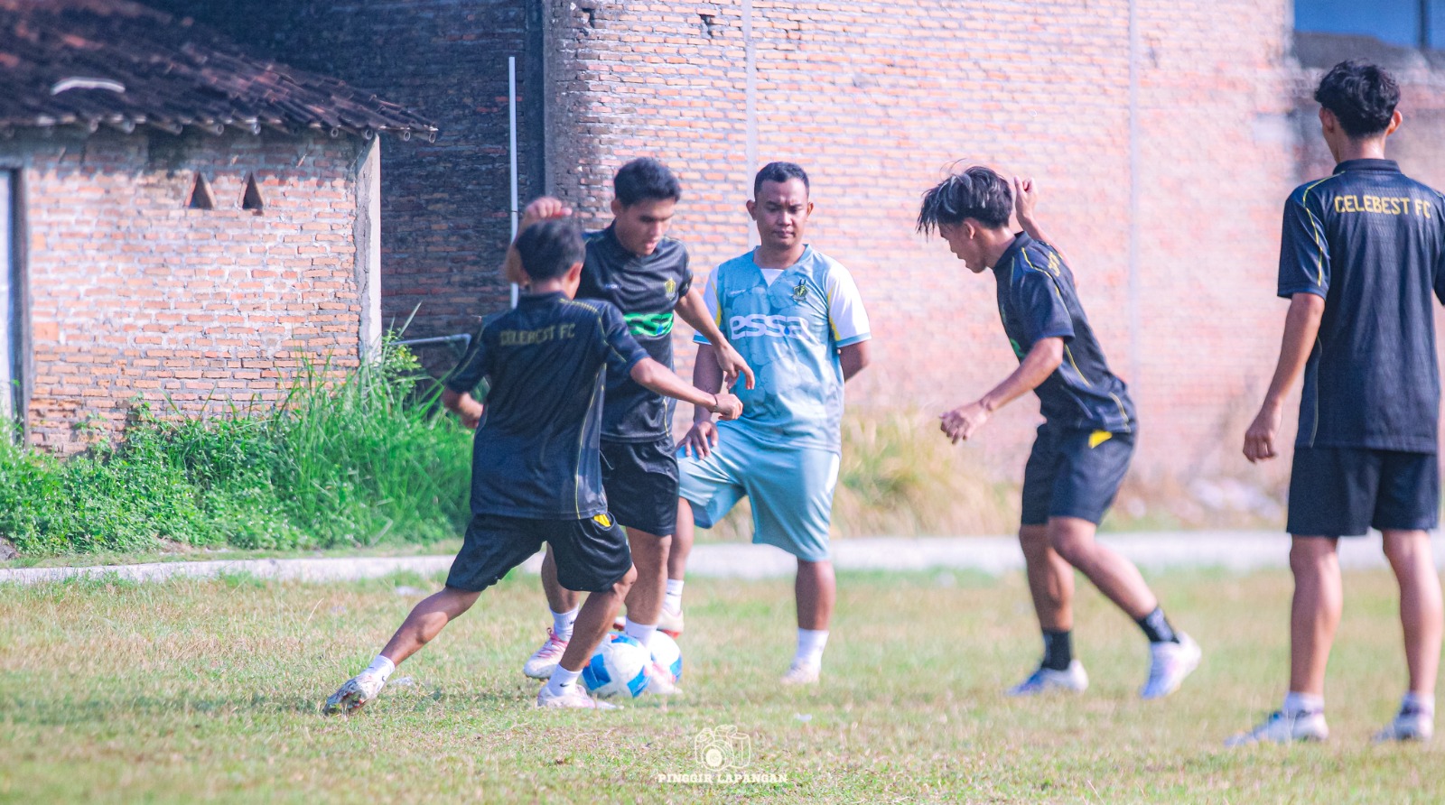 Para pemain Celebest FC saat berlatih. Mereka harus menang lawan Persepam jika ingin membuka peluang lolos.