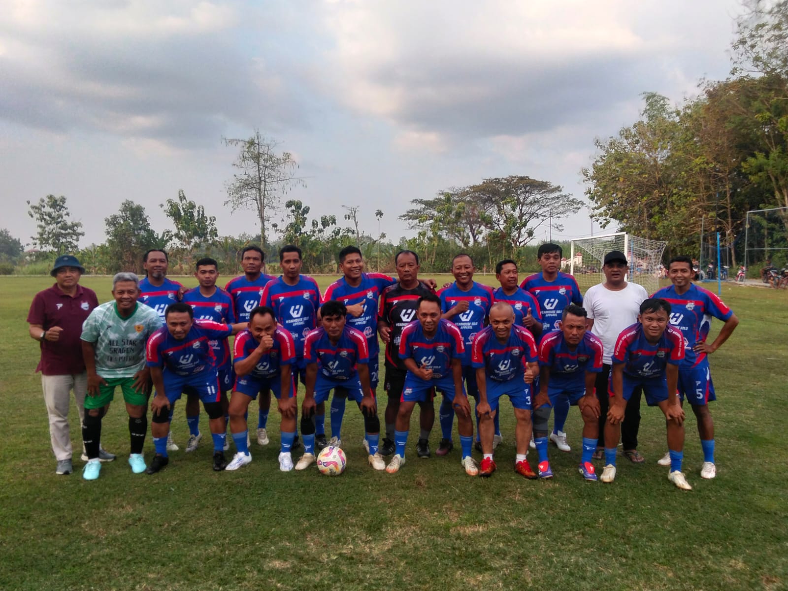 Skuad Print Sport Solo Raya saat tampil di ajang trofeo di Desa Jurangjero, Karangmalang, Sragen, Minggu sore (28/6/2026).