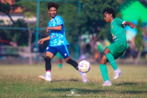Pemain Persida U15 (kiri) membayangi pemain Persebaya u15 dalam pertandingan uji coba di Lapangan Pagerwojo, Buduran, Sidoarjo, pada Kamis pagi (9/7/2026).