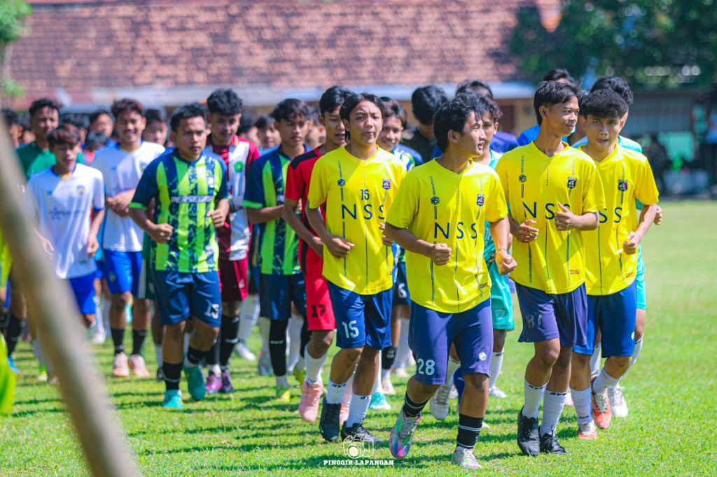 Para pemain yang mengikuti seleksi Persida U17 berlari keliling Lapangan Pagerwojo, Buduran, Sidoarjo, Rabu siang (1/7/2026).