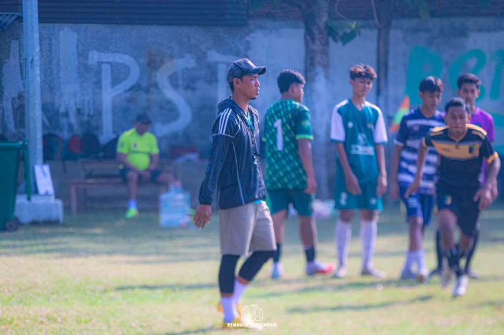 Aulia Ardli saat memimpin latihan Persida U15 di Lapangan Pagerwojo, Buduran, Sidoarjo, pada Rabu pagi (8/7/2026).