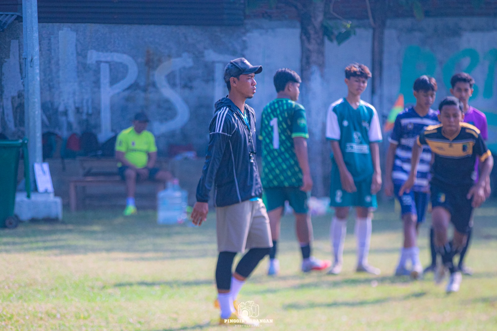 Aulia Ardli saat memimpin latihan Persida U15 di Lapangan Pagerwojo, Buduran, Sidoarjo, pada Rabu pagi (8/7/2026).