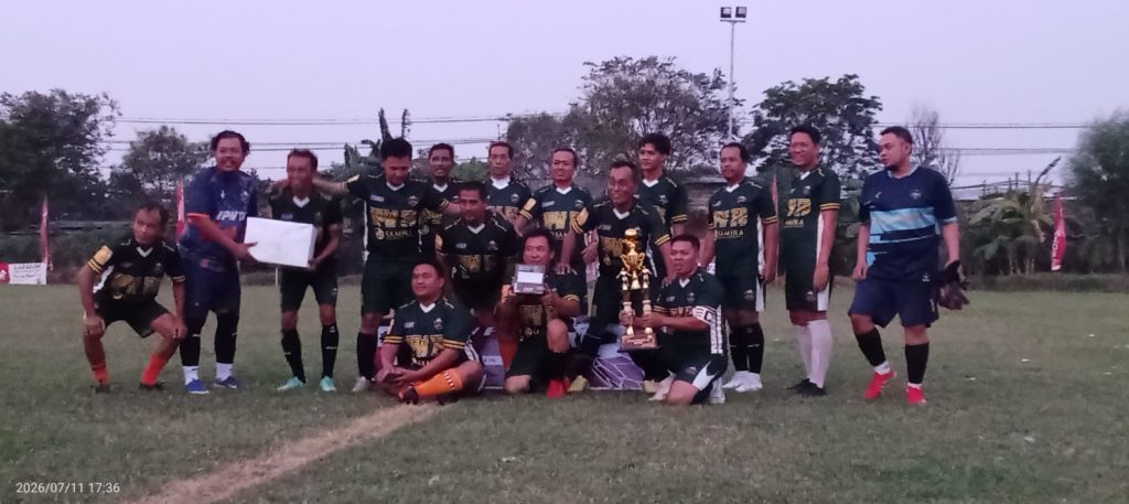 Tim Hijau usai penyerahan trofi juara Fourfeo Ultah IPW IV di Lapangan Sadang, Taman, Sidoarjo, Sabtu sore (11/7/2026).