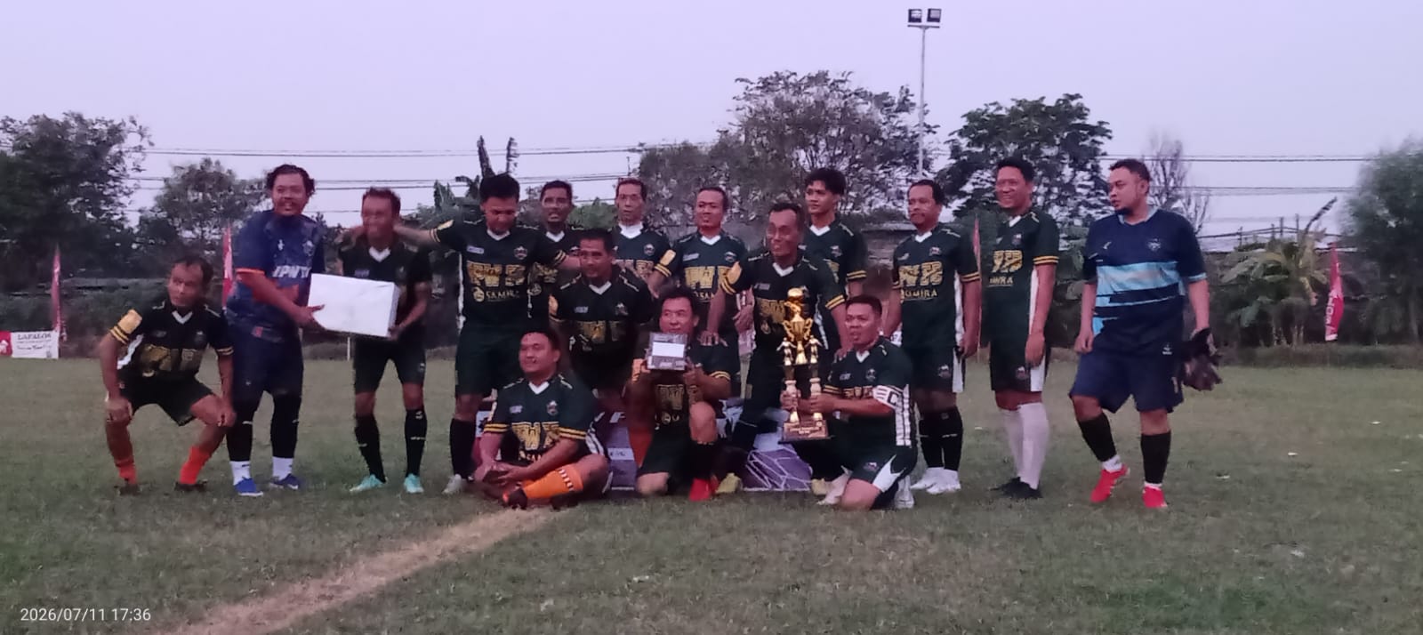 Tim Hijau usai penyerahan trofi juara Fourfeo Ultah IPW IV di Lapangan Sadang, Taman, Sidoarjo, Sabtu sore (11/7/2026).