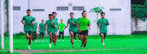 Para pemain Persida Sidoarjo berlari keliling Lapangan Pagerwojo, Sidoarjo, dalam latihan Senin pagi (12/1/2026).