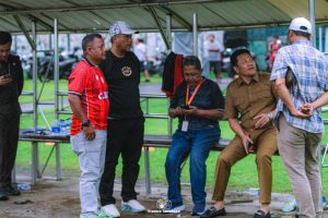 Bupati Sidoarjo Subandi (dua dari kanan) berbincang dengan Ketua PSSI Sidoarjo Puji Daryo saat Babak 32 Besar di Stadion Jenggolo.