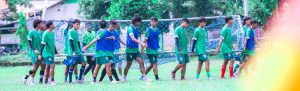 Pemain Persida Sidoarjo mengangkay gawang bersama -sama usai berlatih di Lapangan Pagerwojo, Buduran, Sidoarjo, Rabu (14/1/2026).