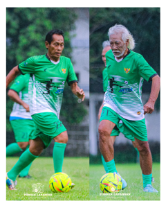 Dua legenda besar sepak bola Indonesia, Syamsuk Arifin (kiri) dan I Wayan Diana (kanan), saat tampil di Lapangan Menanggal, Kota Surabaya, Kamis sore (12/2/2026).