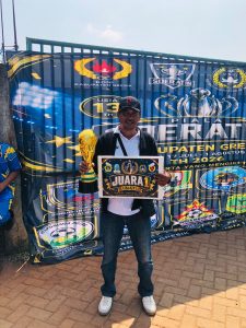 Ali Mashuda dengan trofi dan penghargaan juara Piala Suratin U15 Gresik.